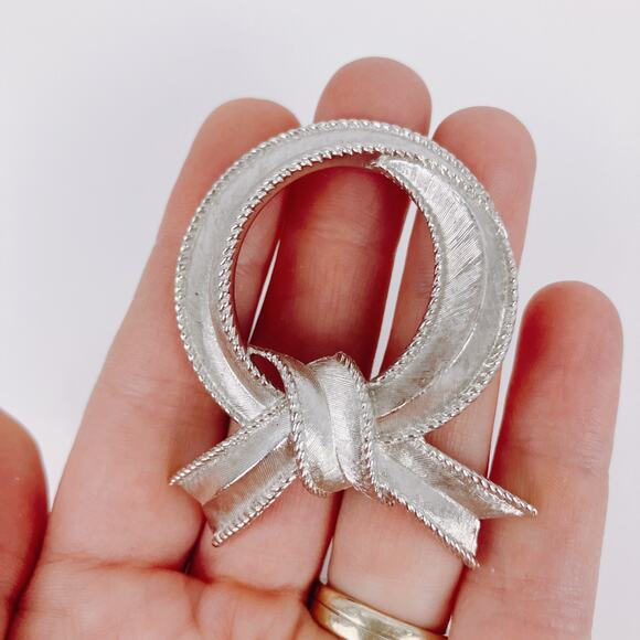 VTG Signed Trifari Ribbon Brooch Early 1970s Silver Tone Mid Century Style Pin - Picture 2 of 10